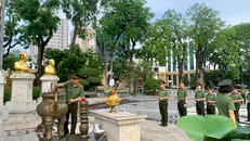 Cán bộ, giảng viên và sinh viên D53, chuyên ngành trinh sát bảo vệ an ninh nội bộ dâng hương tưởng niệm Bác Hồ tại Sân Quảng trường trung tâm, Học viện An ninh nhân dân. (Ảnh: Khoa An ninh chính trị nội bộ)