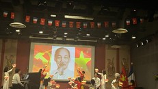 "Hồ Chí Minh đẹp nhất tên Người" do Nghệ sĩ ưu tú Hoài Phương, Nghệ sĩ Thanh Ngọc, Nghệ sĩ Thanh Nhật và vũ đoàn Cánh Diều biểu diễn