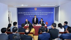 Thủ tướng Phạm Minh Chính gặp gỡ các chuyên gia, trí thức người Việt Nam đang sinh sống và làm việc tại Pháp.