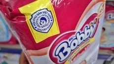 Trên sản phẩm mang thương hiệu Bobby có in chữ “khuyên dùng” cùng tên, logo của Hội Phụ sản Việt Nam - VAGO nhưng chưa có thông tin thêm về sự khuyên dùng này. Ảnh: Lê Xuân Thọ