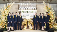 Ông Hồ Nam Tiến – Phó Chủ tịch thường trực HĐQT (thứ 4 từ phải sang) cùng đại diện lãnh đạo trong Ban Kiểm soát, Ban Điều hành của LPBank tại sự kiện