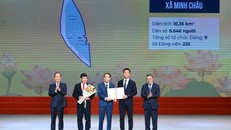 Chủ tịch UBND thành phố Trần Sỹ Thanh và Chủ tịch HĐND thành phố Nguyễn Ngọc Tuấn trao quyết định cho lãnh đạo xã Minh Châu.