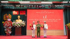 Thiếu tướng Nguyễn Ngọc Cương trao Quyết định điều động, bổ nhiệm chức vụ Trưởng phòng Phòng an ninh, an toàn hệ thống đối với Thượng tá Đặng Văn Hiệu và Giám đốc Trung tâm sáng tạo, khai thác dữ liệu đối với Thiếu tá Đào Đức Triệu.