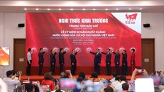 Các đại biểu thực hiện nghi thức khai trương Trung tâm Báo chí.
