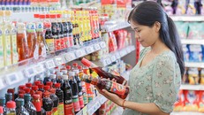Người tiêu dùng mua sắm sản phẩm của Masan Consumer