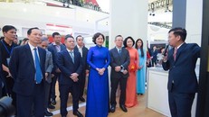 Nhận quà khi check-in gian hàng VietinBank tại Triển lãm thành tựu đất nước