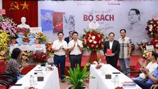 Ban Biên tập báo Tiền Phong chúc mừng nguyên Tổng Biên tập Lê Xuân Sơn ra mắt bộ ba cuốn sách.