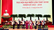 Bí thư Thành uỷ Hà Nội Bùi Thị Minh Hoài tặng hoa các đồng chí Ủy viên Ban Chấp hành khoá XVII không tái cử vào Ban Chấp hành Đảng bộ thành phố khóa XVIII