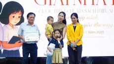 Bé Quỳnh Anh nhận giải nhất cuộc thi Kể chuyện sách thiếu nhi đợt 1 - Ảnh: BTC