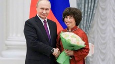 Tổng thống Vladimir Putin trực tiếp trao tặng Huân chương Hữu nghị của Nhà nước Liên bang Nga tới Anh hùng Lao động Thái Hương