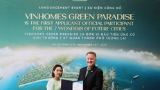 Bà Nguyễn Thu Hằng – Tổng giám đốc Công ty Cổ phần Vinhomes và ông Jean-Paul de la Fuente, Giám đốc New7Wonders - Chủ tịch chiến dịch bầu chọn 7 Kỳ quan Đô thị Tương lai tại buổi trao chứng nhận ứng viên chính thức cho Dự án Vinhomes Green Paradise trong cuộc bầu chọn “7 Kỳ quan Đô thị Tương lai”