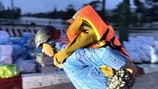 Chính quyền địa phương cùng các lực lượng căng mình sơ tán dân và cứu nạn