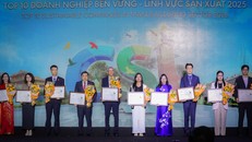 Ông Tal Cohen (thứ năm từ trái sang), đại diện ban lãnh đạo Tập đoàn TH nhận vinh danh Top 10 Doanh nghiệp bền vững 2025