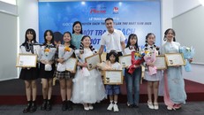 Các thí sinh đạt giải cùng nhau ghi lại khoảnh khắc đáng nhớ