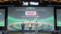 Ông Nguyễn Hoàng Long – Phó Tổng Giám đốc Tập đoàn nhận cúp vinh danh và chứng nhận tại sự kiện công bố Top30 Alpha diễn ra chiều 28/10