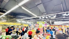 Tấp nập khách mua sắm tại siêu thị WinMart Biên Hòa