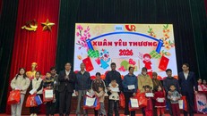 Ông Trần Doãn Tiến - Tổng Biên tập Tạp chí Sức khỏe Trẻ em cùng ông Vũ Tiến Tiệp - Bí thư Đảng ủy, Chủ tịch HĐND, đại diện lãnh đạo xã Bình An trao quà cho các em nhỏ có hoàn cảnh khó khăn trên địa bàn xã Bình An, tỉnh Ninh Bình