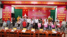 Đoàn công tác đã trao 2.200 phần quà với tổng trị giá 1,1 tỷ đồng cho người dân có hoàn cảnh khó khăn và 50 chiếc xe đạp cho học sinh nghèo vượt khó