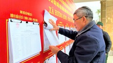 Người dân xã Hương Bình, Hà Tĩnh đang xem danh sách cử tri - Ảnh minh họa