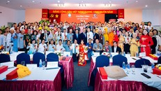 200 lương y, thầy thuốc và các khách mời chụp ảnh kỉ niệm