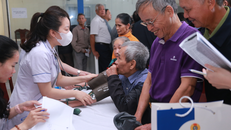 300 gia đình có công với cách mạng, người dân có hoàn cảnh khó khăn được khám, cấp thuốc miễn phí.