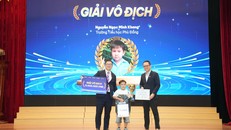 Em Nguyễn Ngọc Minh Khang - Trường Tiểu học Phù Đổng hạnh phúc nhận giải Vô địch trị giá 5 triệu đồng.