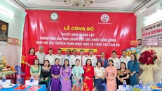 Lãnh đạo Viện Phát triển văn hóa và chăm sóc sức khỏe cộng đồng chụp ảnh cùng tập thể Trung tâm Văn hóa chăm sóc sức khỏe cộng đồng Thập chỉ gia truyền Phan Nhật Anh