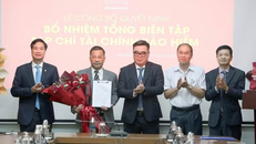 Cục trưởng Cục Quản lý, Giám sát Bảo hiểm Ngô Việt Trung, Phó Cục Trưởng Cục Quản lý, Giám sát Bảo hiểm Phạm Văn Đức, Chủ tịch Hiệp hội Bảo hiểm Việt Nam Nguyễn Xuân Việt và Tổng Thư ký Hiệp hội Bảo hiểm Việt Nam Phạm Ngọc Sơn, tặng hoa chúc mừng nhà báo Nguyễn Phong Cầm. (Ảnh: Tuấn Minh)