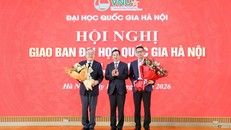 Giám đốc ĐHQGHN chúc mừng nguyên Hiệu trưởng Furuta Motoo và tân Hiệu trưởng Nguyễn Hoàng Oanh (phải).