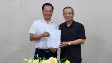 Nghệ sĩ Ưu tú Lê Như Hải (bên phải), Chủ tịch Hội Liên hiệp Văn học Nghệ thuật thành phố trao quyết định chuẩn y ông Nguyễn Đức Nghĩa giữ chức Chủ tịch Hội Nhiếp ảnh Hải Phòng. (Ảnh: Báo Hải Phòng).