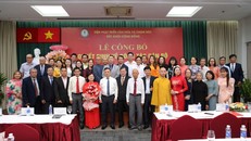 Lãnh đạo Viện chụp hình lưu niệm với các cá nhân được bổ nhiệm và các hội viên mới