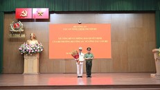 Thừa uỷ quyền của lãnh đạo Bộ, Trung tướng Đinh Văn Nơi trao quyết định và tặng hoa chúc mừng Đại tá Trịnh Khắc Cường.