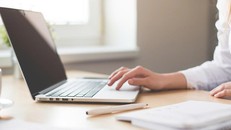 Laptop chậm, điện thoại lag và thói quen mua sắm mới của người trẻ