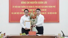Ủy viên Ban Thường vụ Thành ủy, Phó Chủ tịch UBND thành phố Hà Nội Nguyễn Xuân Lưu trao quyết định, chúc mừng đồng chí Nguyễn Việt Hùng được bổ nhiệm giữ chức Viện trưởng Viện Nghiên cứu phát triển kinh tế - xã hội Hà Nội. Ảnh: Hồng Thái