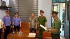 Cơ quan An ninh điều tra Công an tỉnh Quảng Trị đọc lệnh bắt tạm giam đối với ông Nguyễn Văn Đông. Ảnh: VKSND tỉnh Quảng Trị