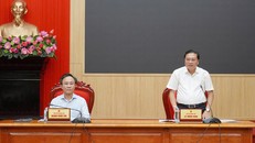 Đồng chí Lê Hồng Vinh, Phó Bí thư Tỉnh ủy, Chủ tịch UBND tỉnh và đồng chí Hoàng Xuân Tân, Phó Chủ tịch UBND tỉnh chủ trì buổi làm việc. (Ảnh: Đặng Hà)