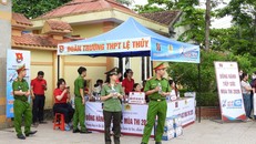 Từ sáng sớm, cán bộ, chiến sĩ Công an xã Lệ Thủy đã có mặt tại khu vực cổng trường để tiếp sức mùa thi. (Ảnh: Hoàng Anh)