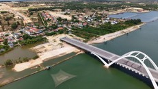 Do còn vướng công tác giải phóng mặt bằng, tuyến đường dẫn phía Đông kết nối cầu Nhật Lệ 3 với đường ven biển hiện chưa thể tiếp tục thi công. (Ảnh: Hoàng Anh)
