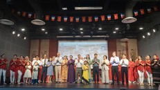 Các đại biểu chụp ảnh lưu niệm tại Trung tâm Văn hoá Việt Nam tại Pháp