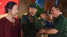 Ông Nguyễn Tuấn Anh, Phó Chủ nhiệm Ủy ban Công tác Đại biểu Quốc hội khóa XV trao quà cho các gia đình có công nhân ngày Thương binh liệt sĩ 27/7