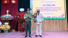 Đại tá Nguyễn Tiến Đạt, Phó Giám đốc Công an TP Hà Nội trao quyết định. 
