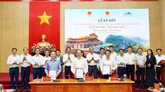 UBND tỉnh Quảng Trị, UBND thành phố Huế và Tổng công ty Đường sắt Việt Nam ký kết bản ghi nhớ hợp tác về phát triển sản phẩm du lịch đường sắt “Cố đô Huế – Phong Nha: Hành trình kỳ quan – Di sản thế giới”.