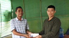 Đại diện doanh nghiệp Thế Thịnh trao hơn 40 triệu đồng tiền hỗ trợ người dân khoan 2 giếng để phục vụ đời sống. (Ảnh: Hoàng Anh)
