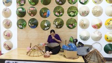 Không gian giới thiệu nghề thủ công truyền thống tại Huế, nơi các giá trị văn hóa được gìn giữ và trao truyền. (Ảnh: Hoàng Anh)