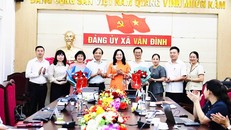 Các đồng chí lãnh đạo xã Vân Đình chúc mừng hai đồng chí vừa được chỉ định vào Ban Chấp hành Đảng bộ xã nhiệm kì 2025-2030.