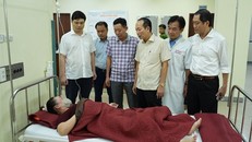 Lãnh đạo thành phố thăm hỏi, động viên công nhân Scavi Huế đang điều trị tại Bệnh viện Trung ương Huế cơ sở 2