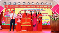 Lãnh đạo sở Giáo dục Quảng Trị và UBND xã Trường Phú trao cờ và tặng hoa chúc mừng tập thể trường mầm non Trường Phú.