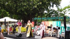 Các nghệ sĩ Jazz biểu diễn trong không gian phố đi bộ Hồ Gươm