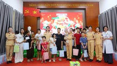 Hơn 50 phần quà đã được Hội Phụ nữ Phòng Cảnh sát Giao thông, Công an Hà Nội trao tận tay các em nhỏ có hoàn cảnh đặc biệt.