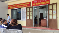 Người dân đến giải quyết thủ tục hành chính tại Trung tâm Phục vụ hành chính công xã Cồn Tiên. (Ảnh: Hoàng Anh)